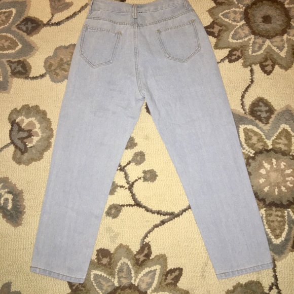 High Waisted Cropped Mom Jeans Light Wash - Picture 4 of 4